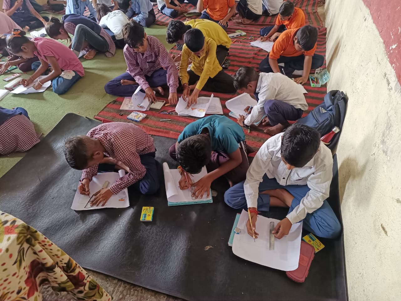 स्कूली छात्रों ने चित्रकला प्रतियोगिता में हिस्सा लिया और तिरंगा की आन-बान-शान बताई। स्वच्छता का जीवन में महत्व बताया।