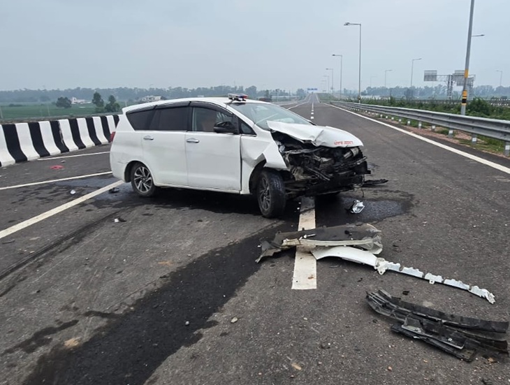 हादसे के बाद हाईवे के बीचोंबीच खड़ी विधायक की इनोवा गाड़ी।
