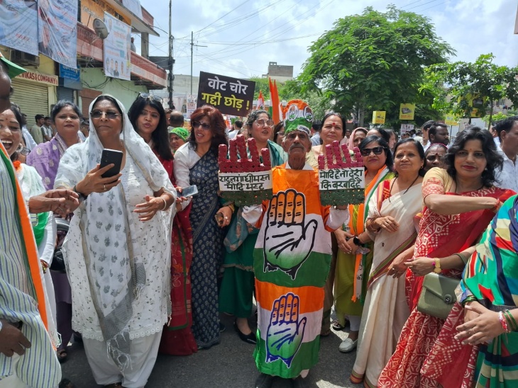 पैदल मार्च में बड़ी संख्या में महिलाएं भी शामिल हुईं। उन्होंने वोट चोर, गद्दी छोड़ के नारे लगाए।