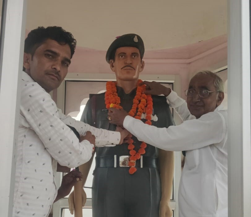शहीद राजकुमार पुनिया की प्रतिमा पर माल्यार्पण कर पुष्प अर्पित किए।
