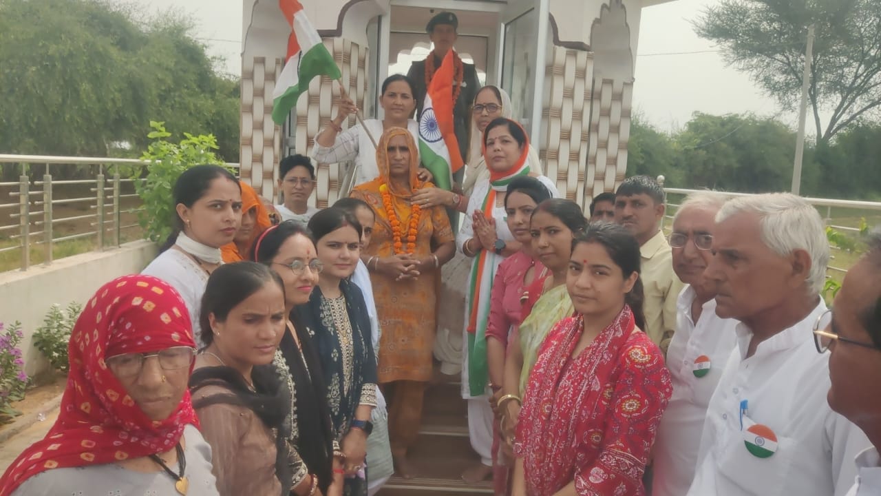 कार्यक्रम में वीरांगना रोशनी देवी का सम्मान किया गया।