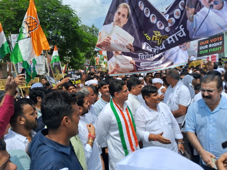 वोटर लिस्ट में कथित गड़बड़ी के विरोध में जयपुर में कांग्रेस की ओर से पैदल मार्च निकाला गया।