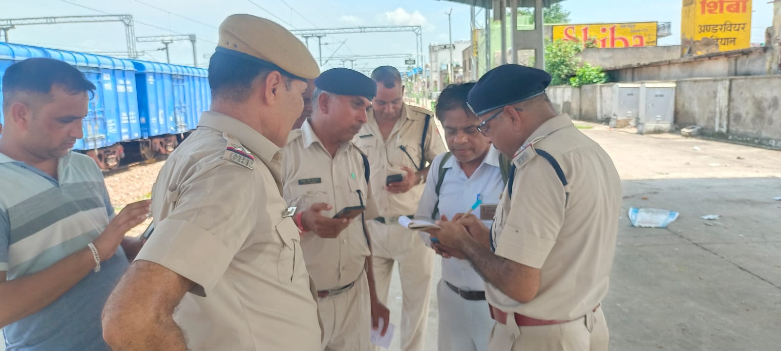 आगरा के गार्ड से जानकारी लेती आरपीएफ।
