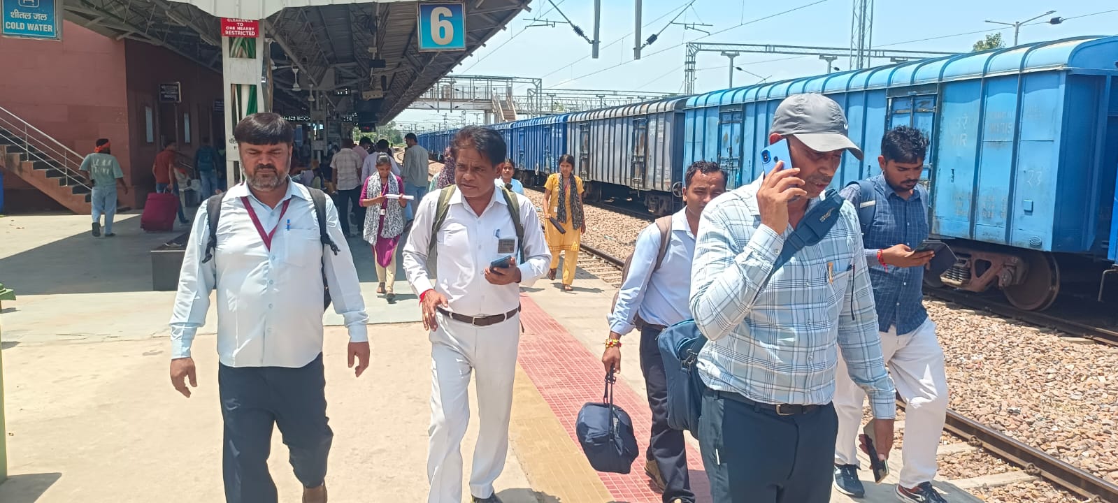 ट्रेन से उतारे जाने के बाद जाते आगरा के लोको पायलट व गार्ड।