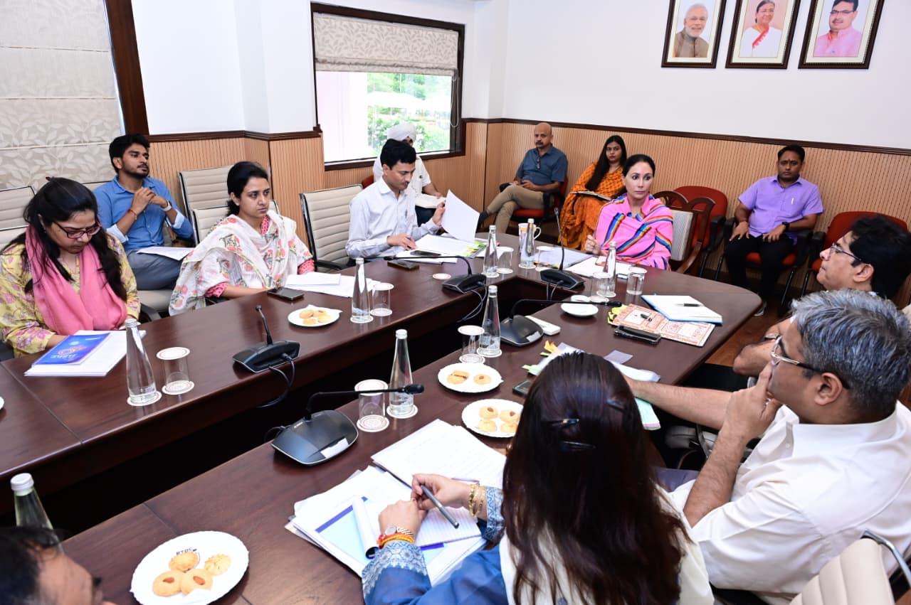 बैठक में प्रमुख शासन सचिव पर्यटन, कला, साहित्य, संस्कृति एवं पुरातत्व राजेश यादव सहित विभिन्न कला एवं साहित्य अकादमियों के अधिकारी उपस्थित रहे।