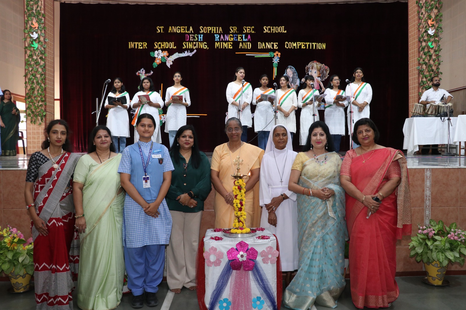 सभी प्रतिभागियों ने भाव-भंगिमा से भरपूर प्रस्तुतियों के माध्यम से दर्शकों के मन में देशप्रेम का जोश भर दिया।