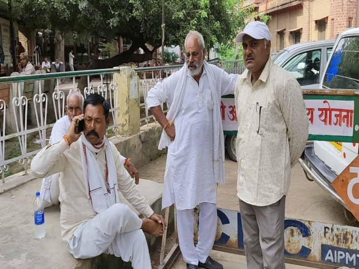 जिला अस्पताल में मृतक के परिजन।