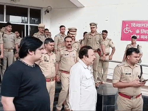 पुलिस ने गुरुवार 7 अगस्त को अधिवक्ता अखिलेश दुबे और लवी मिश्रा को कोर्ट में पेश करने के बाद जेल भेज दिया गया।