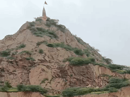 पहाड़ पर बने मंदिर के आसपास गहरे-गहरे गड्ढे हो गए हैं।