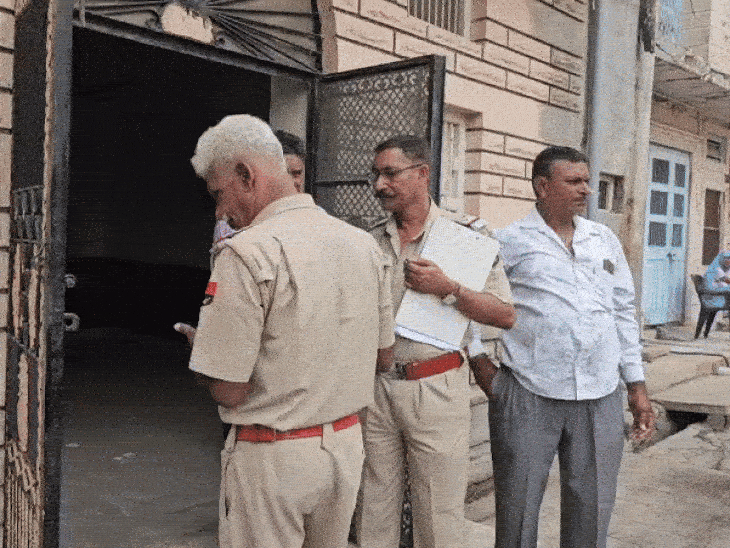 पुलिस ने चोरी स्थल पर पहुंचकर जायजा लेते हुए।