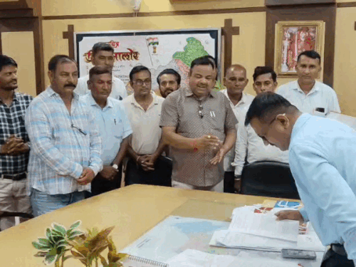 मुख्यमंत्री के नाम ज्ञापन सौंपते हुए कर्मचारी।