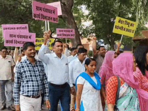 शहर में रैली निकालते हुए मंत्रालय कर्मचारी।