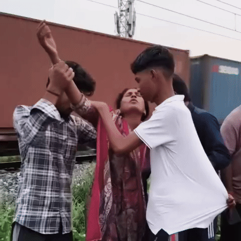 Ritu's sister -in -law reached Maike as soon as the death was reported.