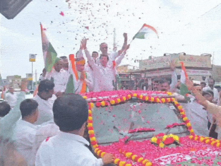 तिरंगा यात्रा में प्रदेशाध्यक्ष मदन राठौड़, चौहटन विधायक आदूराम मेघवाल, जिलाध्यक्ष अनंतराम विश्नोई सहित नेता और जनप्रतिनिधि शामिल हुए।