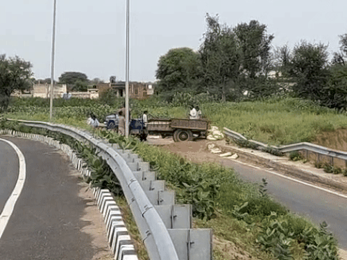 मामला सामने आने के बाद मिट्टे के कट्टे लिंक रोड के पास नींव में रखे जा रहे हैं।