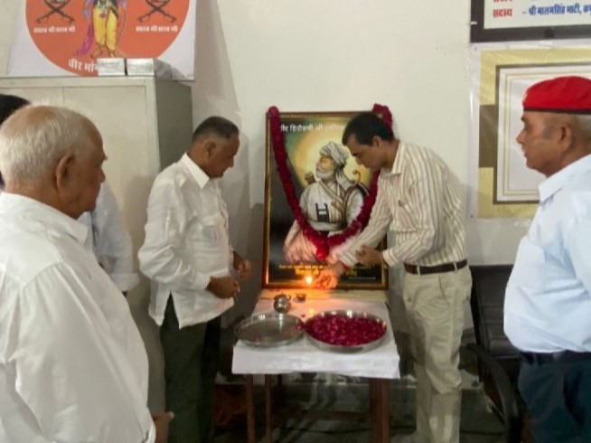 पाली के इंद्रा कॉलोनी स्थित वीर दुर्गादास छात्रावास में आयोजित कार्यक्रम में वीर दुर्गादास की तस्वीर के आगे पुष्प अर्पित करते हुए राजपूत समाज के लोग। - Dainik Bhaskar
