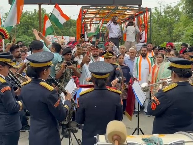 ट्रक पर सम्मान के साथ राष्ट्रीय ध्वज लेकर यात्रा भारत पाक सरहद पर जा रही है। - Dainik Bhaskar