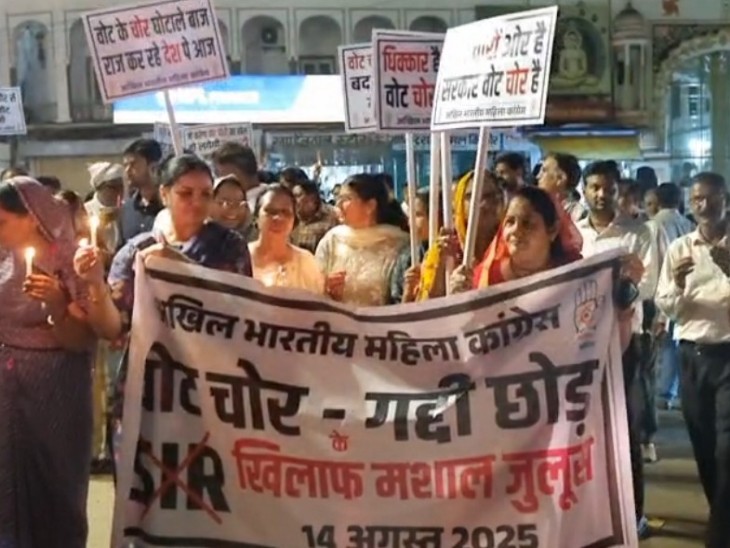 कैंडल मार्च निकालती हुई महिलाएं।