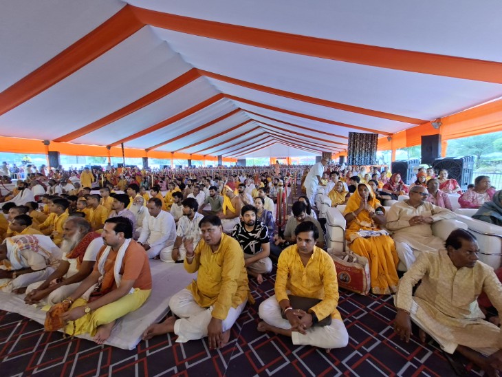 कथा सुनने के लिए रोजाना देशभर से लोग रैवासा आ रहे हैं।