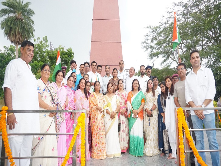 मौन जुलूस का समापन होने के बाद शहीद स्मारक पर पहुंचे भाजपा कार्यकर्ता