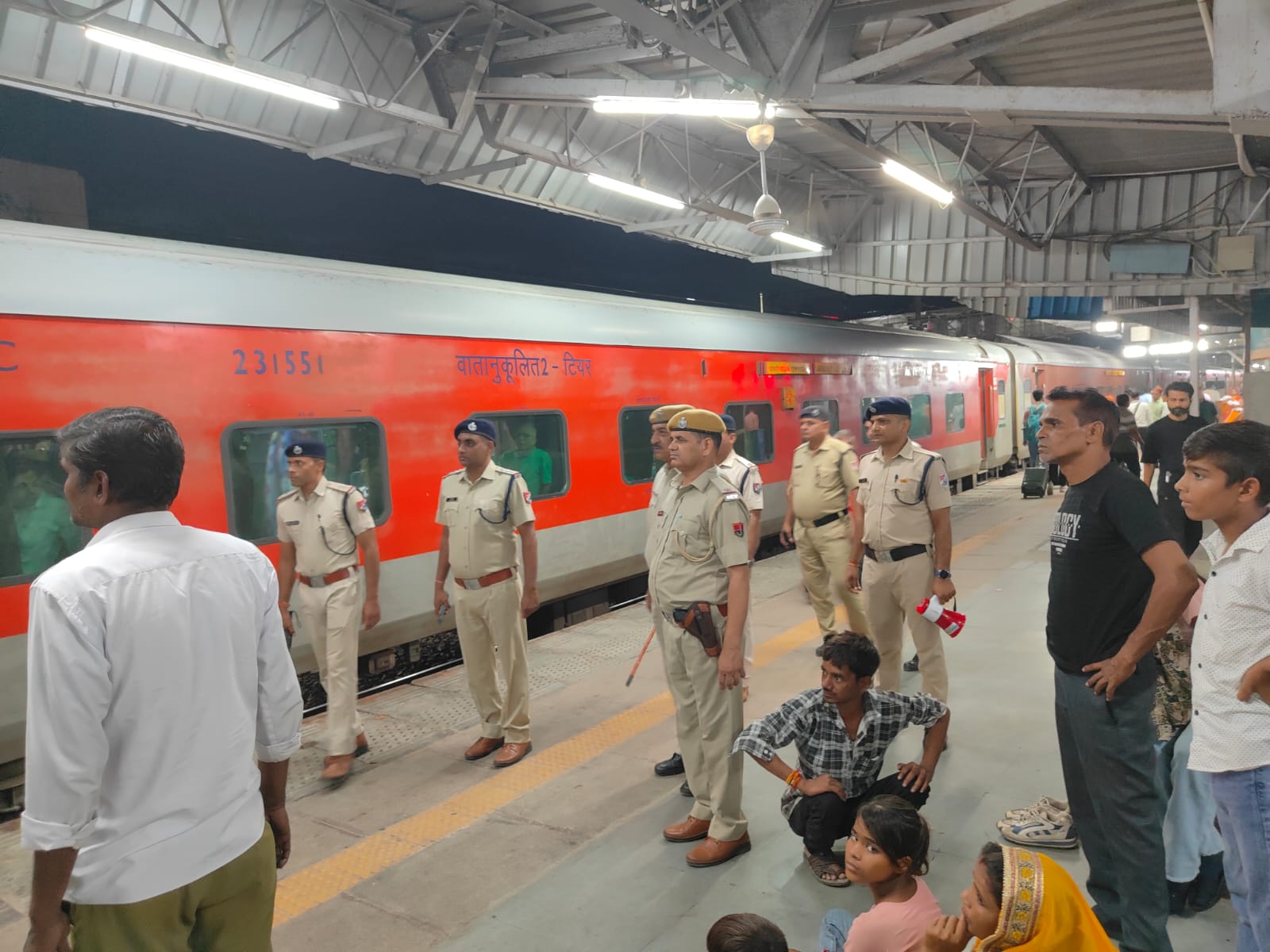 प्लेटफार्म पर चैकिंग अभियान चलाती टीम।