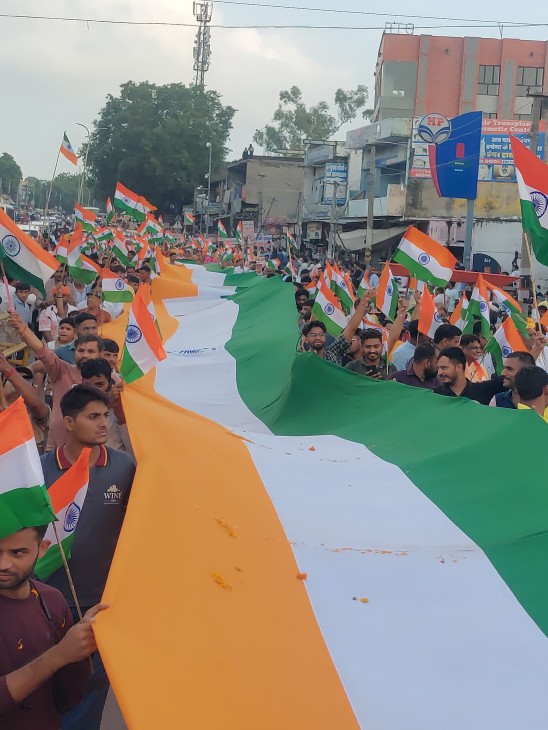 52 फीट का तिरंगा लेकर एक साथ चले लोग।