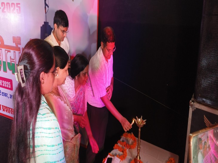 कार्यक्रम का उद्धघाटन करते कलेक्टर -एसपी