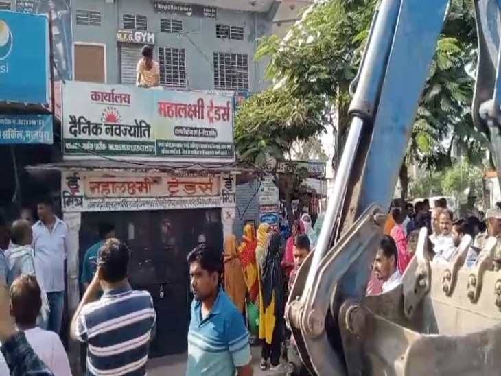 8 महीने पहले कार्यवाहक नगरपालिका मालपुरा के ईओ अमित कुमार चौधरी ने चुंगी नाका के भवन में चल रहे अखबार के ऑफिस को स्टे के बावजूद खड़े रहकर जेसीबी से तुड़वाया था।