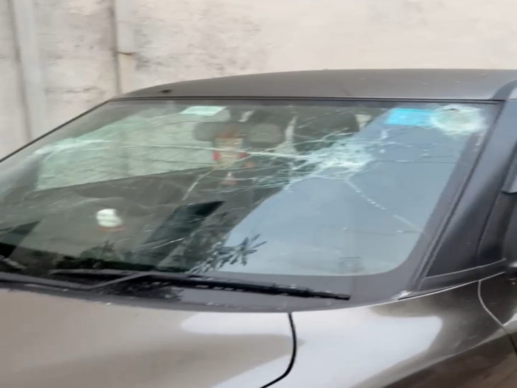 तोड़फोड़ में कार के सामने का कांच टूट गया।