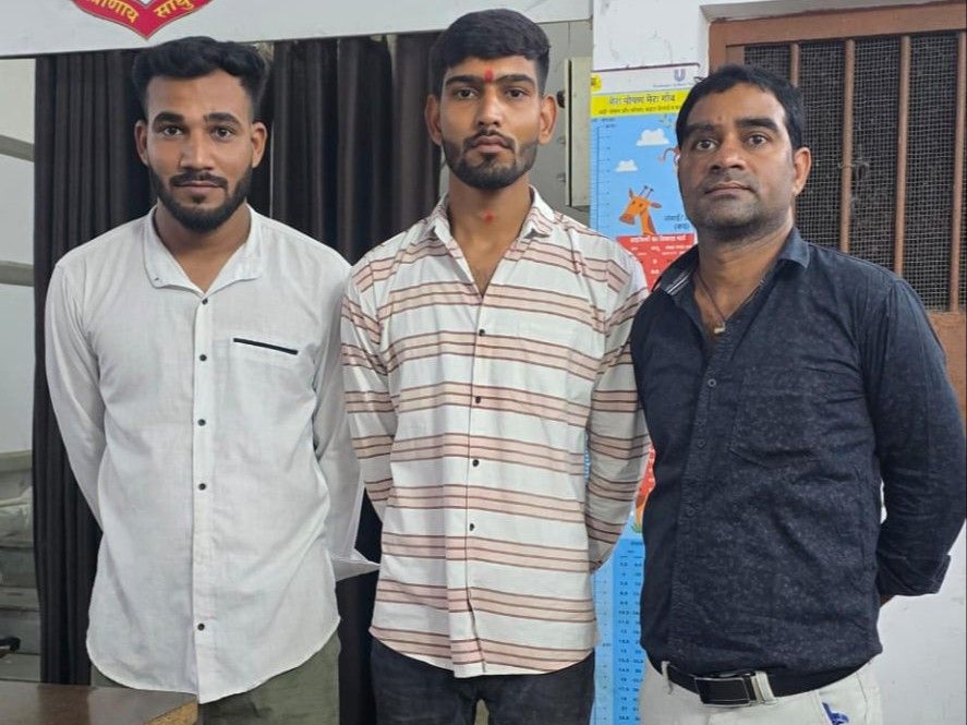 महिला टीचर के घर हमला करने वाले 3 आरोपी।