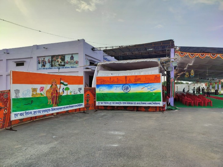 कैनवास पर कलाकारों ने ध्वज और भारत माता के चित्र को दर्शाया।