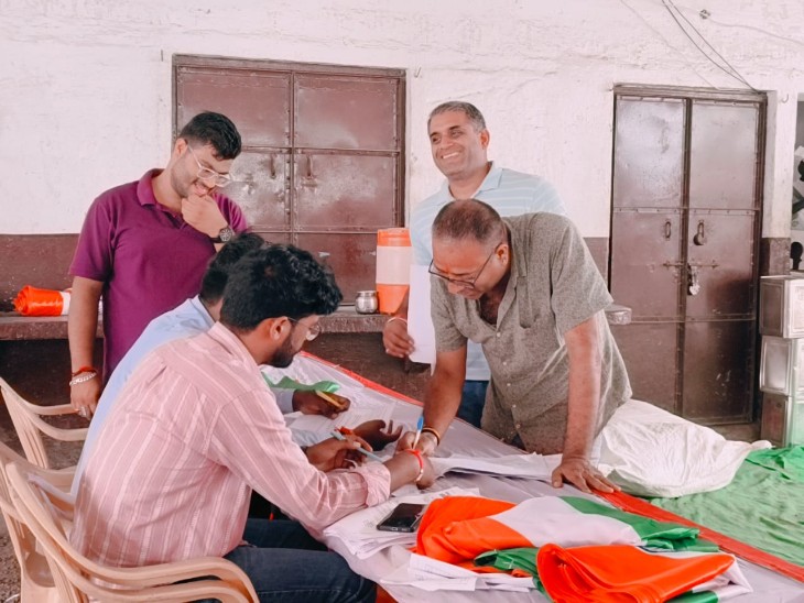 सभी स्कूलों को उनके डिमांड के हिसाब से लड्डुओं के पैकेट्स दिए गए।