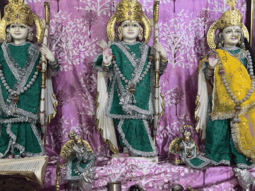 मंदिर प्रांगण में ही राम जानकी मंदिर भी है।