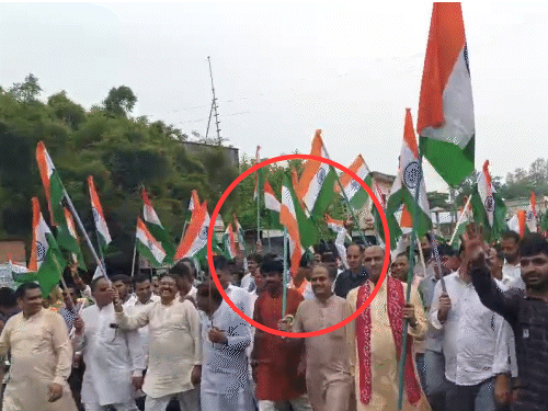राजस्व मंत्री हेमंत मीणा के साथ तिरंगा यात्रा में पूर्व भाजपा प्रदेशाध्यक्ष और सांसद सीपी जोशी मौजूद थे।