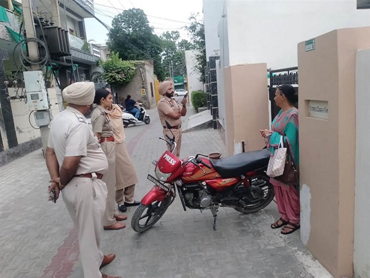 बठिंडा में शिक्षक नेता वीरपाल कौर सिद्धाणा के घर पहुंची पुलिस।