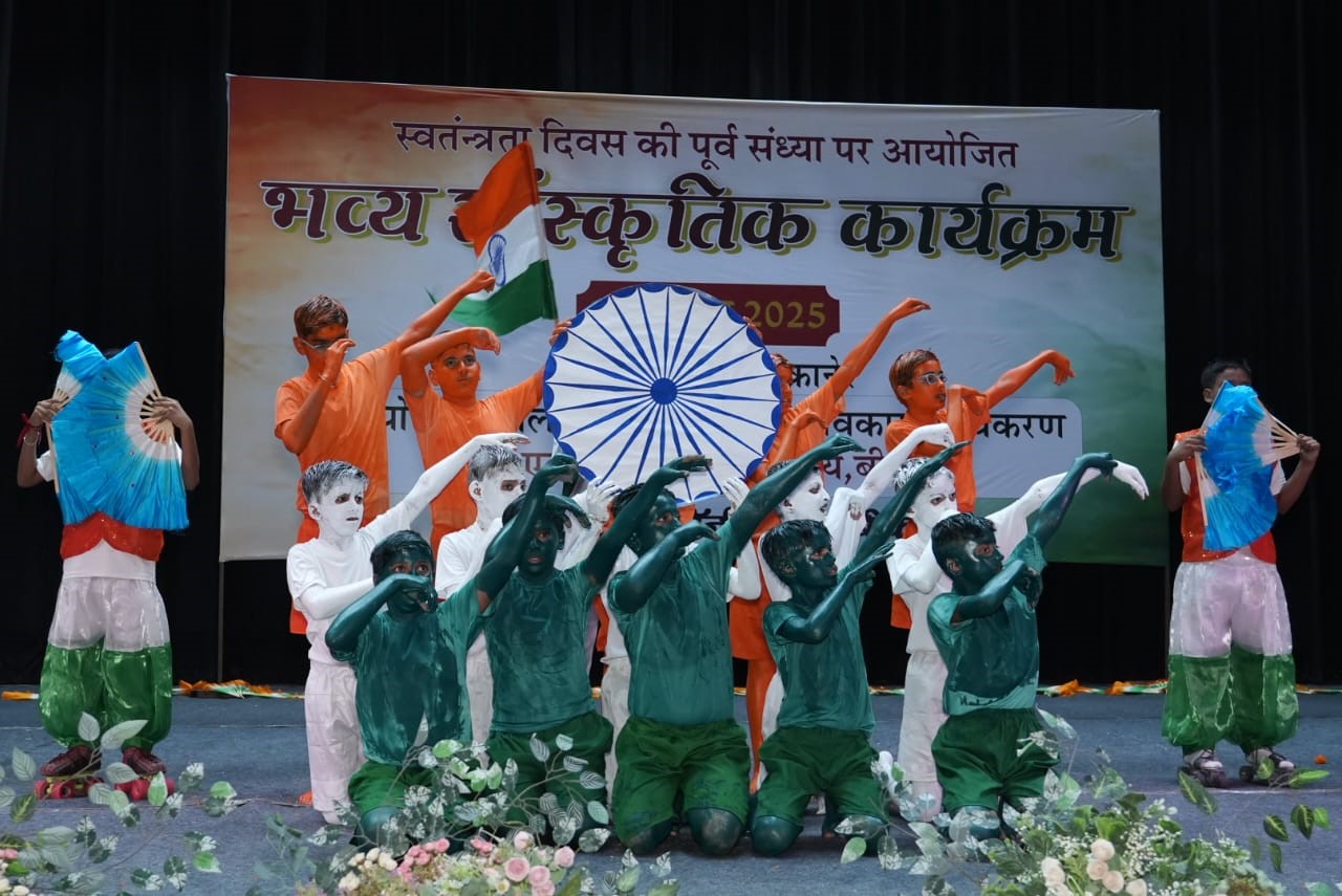 बच्चों ने तिरंगे के तीन रंगों में खुद को रंगकर भी प्रस्तुति दी।