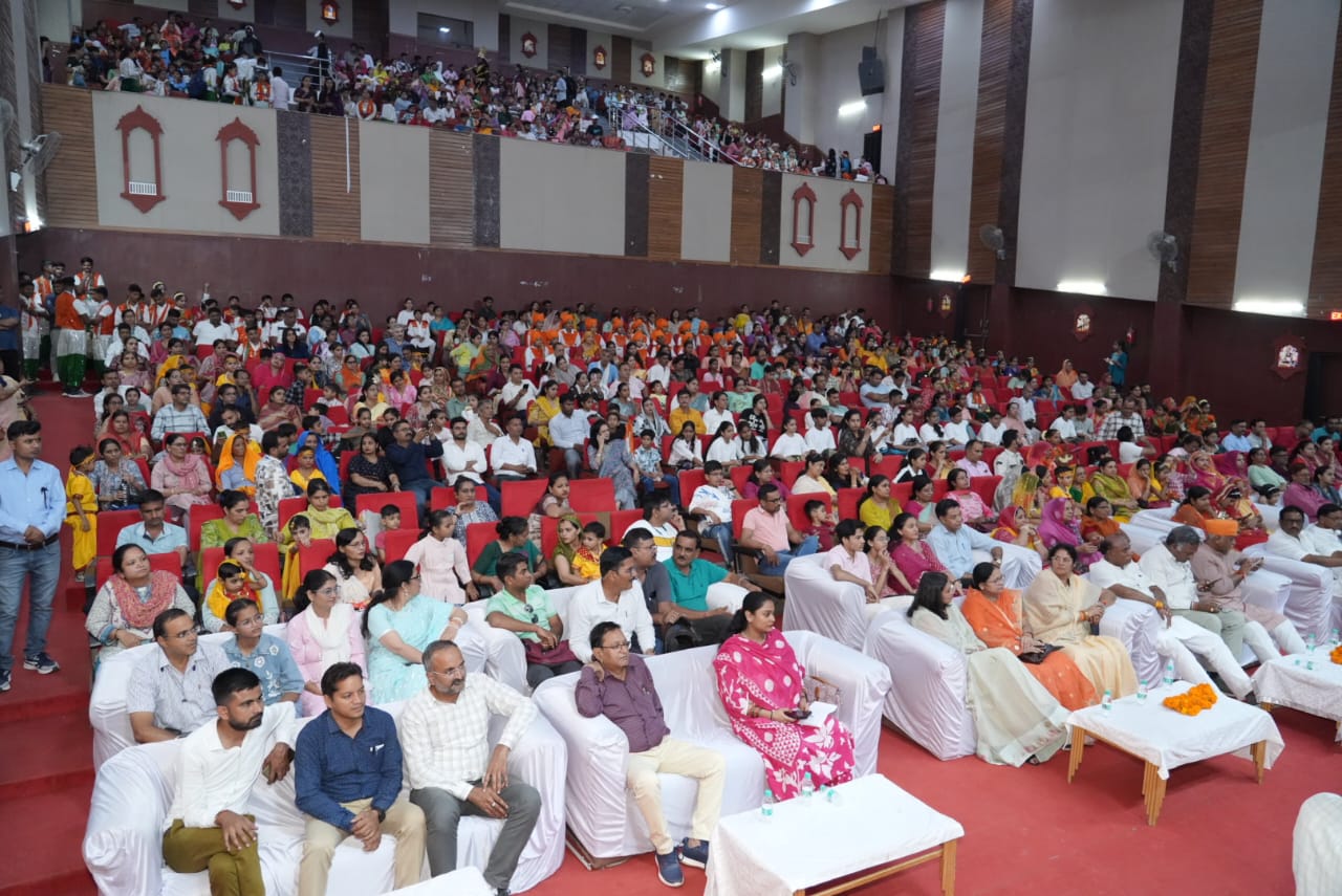 समारोह देखने के लिए बड़ी संख्या में लोग रविंद्र रंगमंच पहुंचे।