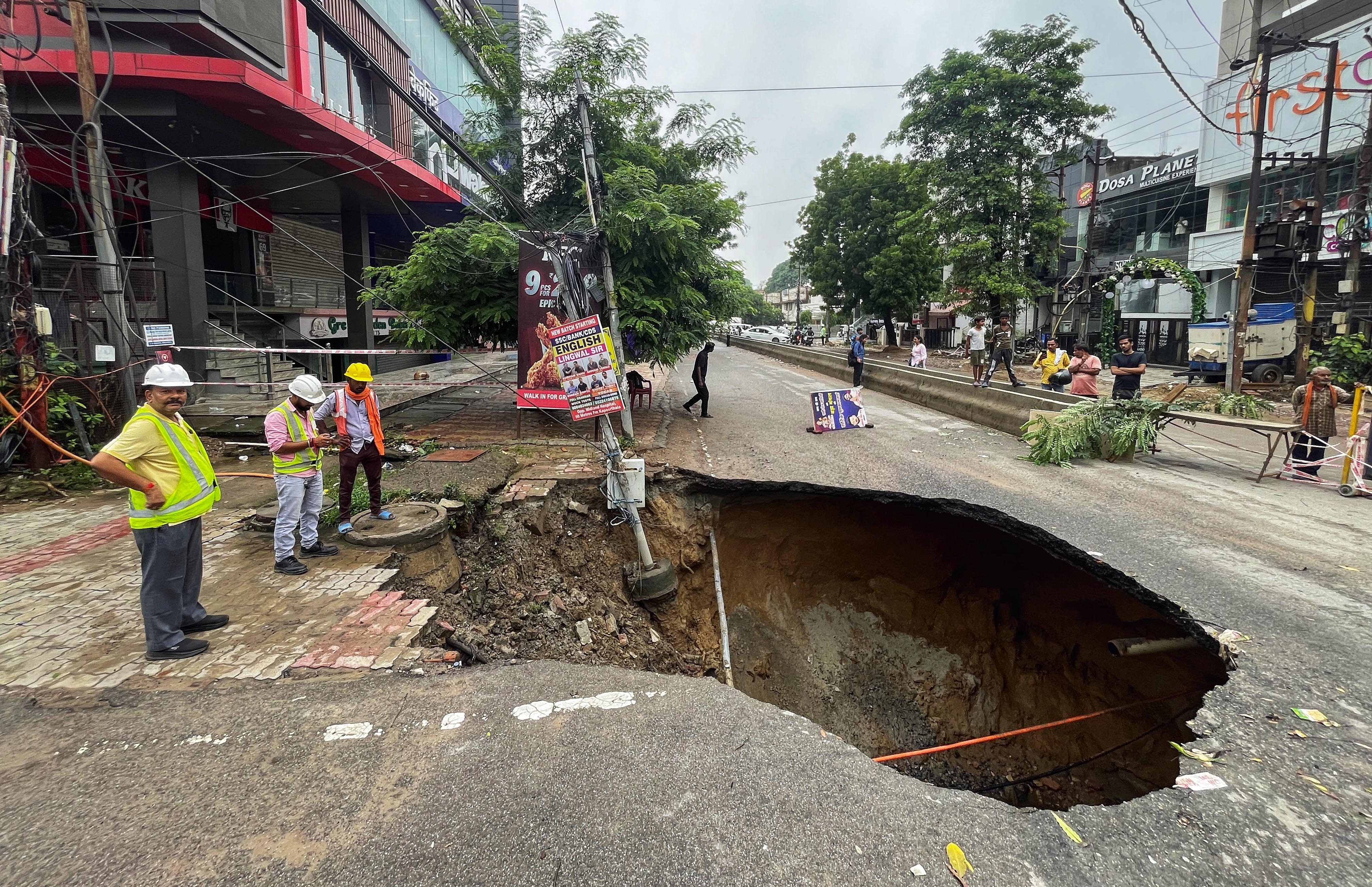 लखनऊ के अलीगंज इलाके में गुरुवार को भारी बारिश के कारण 15 फीट सड़क धंस गई।