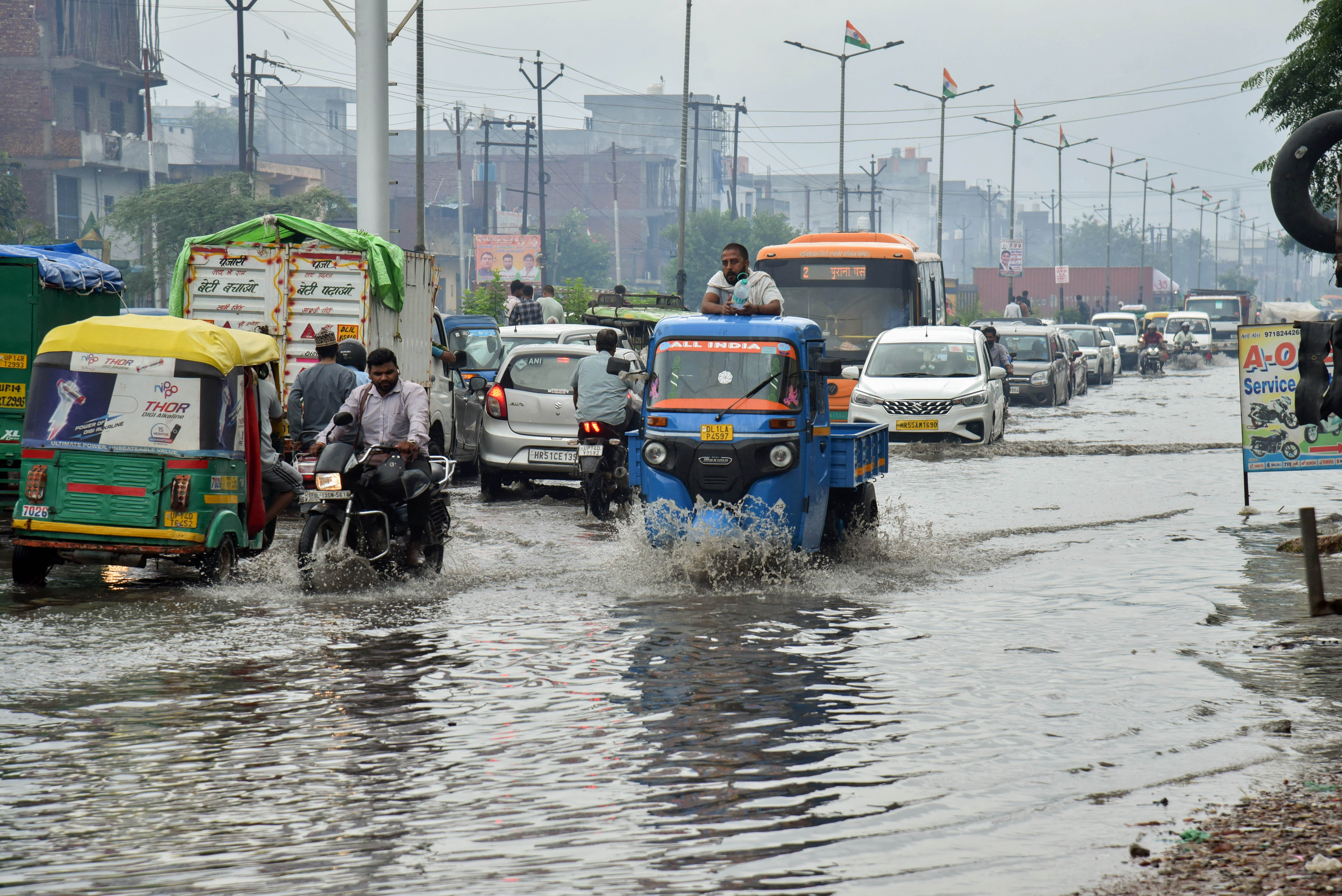 गाजियाबाद समेत दिल्ली-NCR के कई इलाकों में गुरुवार को तेज बारिश हुई। सड़कों पर पानी भर गया।