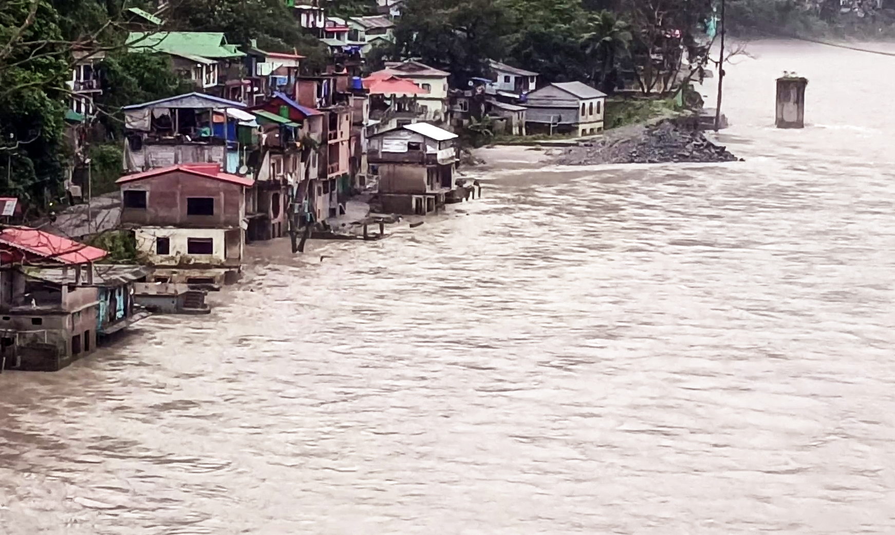 पश्चिम बंगाल के कलिम्पोंग में भारी बारिश के बाद तीस्ता नदी उफान पर है। कई इलाकों में बाढ़ जैसे हालात हैं।