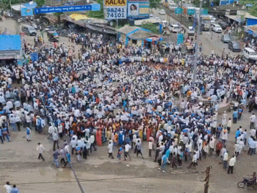 लगभग पांच लाख लोगों को अपने गांव खाली करके कहीं और विस्थापित होना पड़ेगा