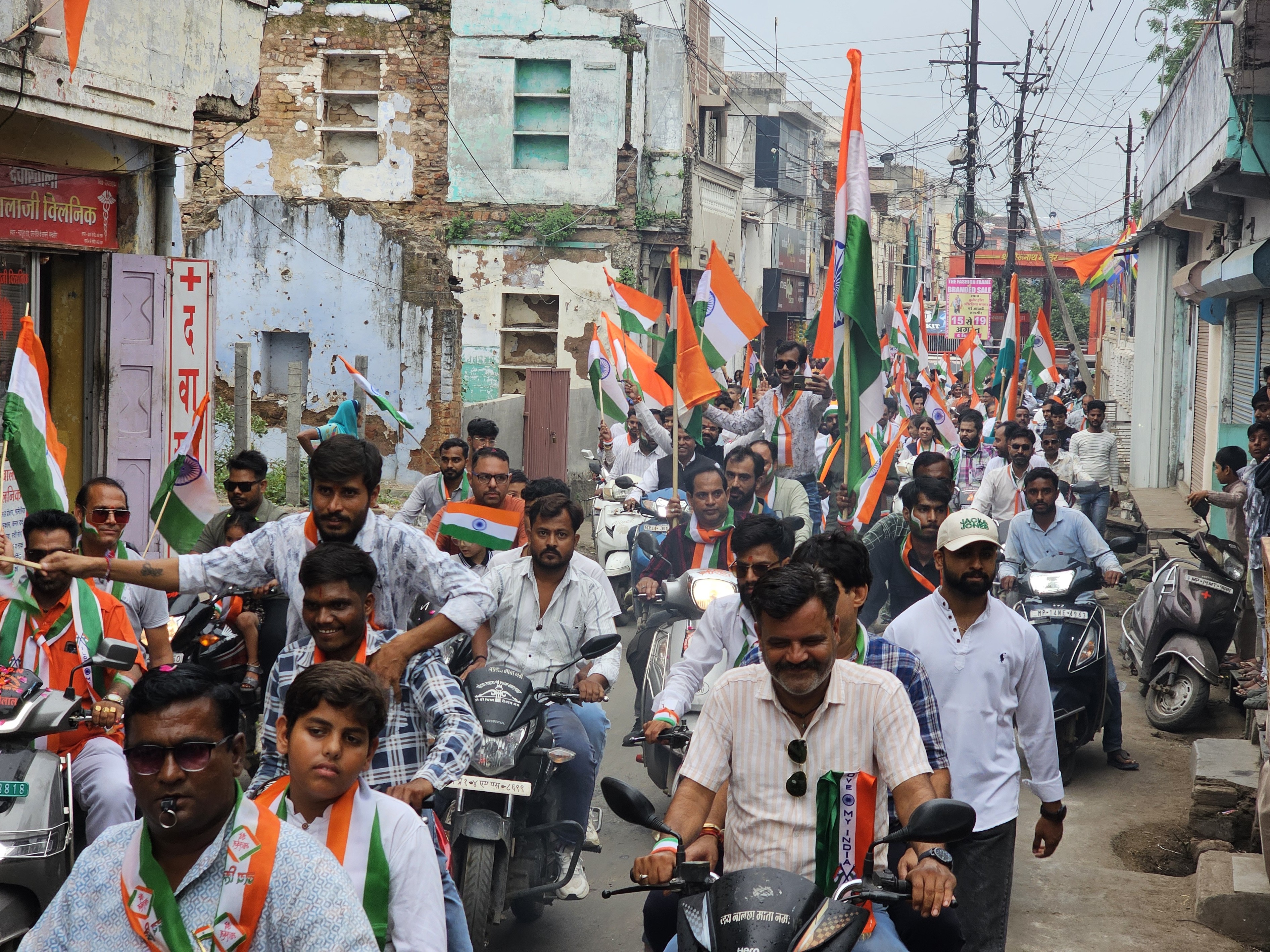 यात्रा नगर की मुख्य गलियों और रास्तों से होकर निकली।