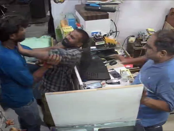 दुकानदार को आरोपियों ने जमकर पीटा।