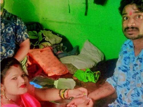 यह तस्वीर रजत की है। रक्षा बंधन पर बहन से राखी बंधवाई थी।