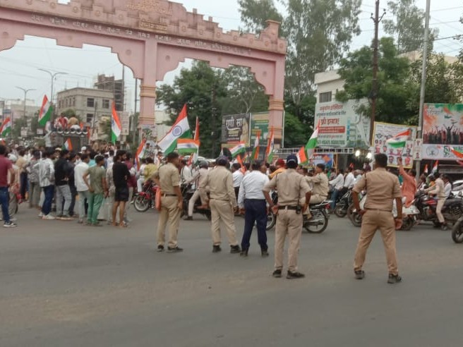 रास्ते में व्यवस्थाएं देखने के लिए पुलिस बल तैनात रहा।