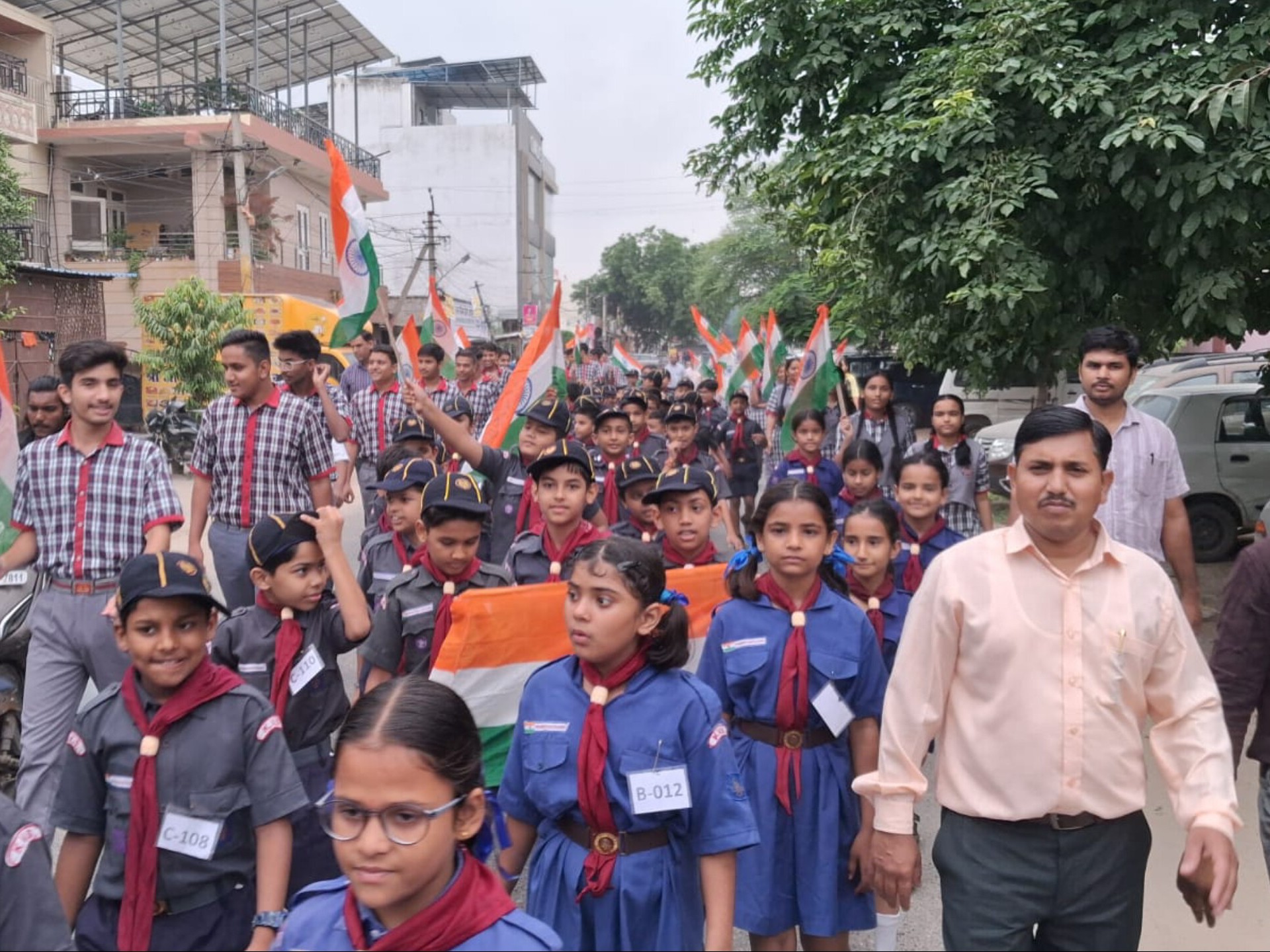 रैली में बड़ी संख्या में विद्यार्थी और शिक्षक शामिल हुए।