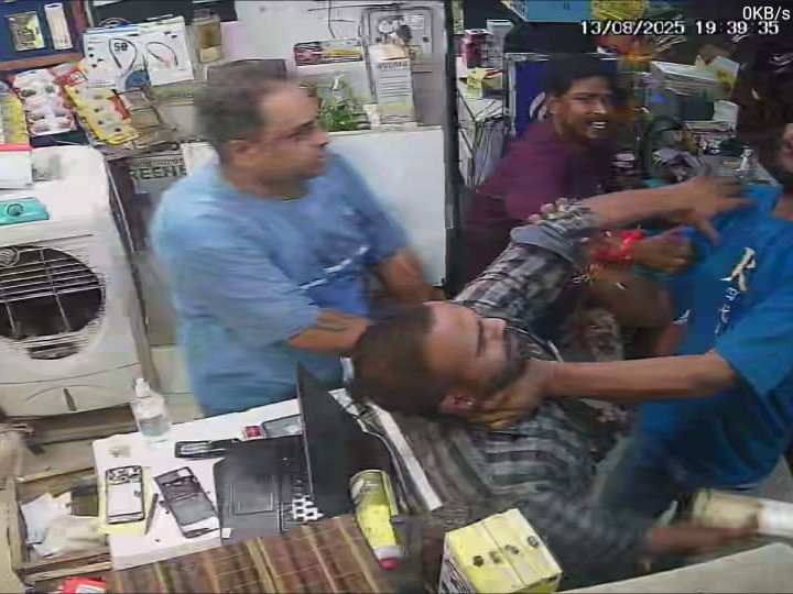 आरोपियों ने मिलकर दुकानदार पर हमला कर दिया।