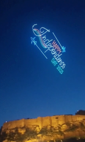 ड्रोन से कलाकृति बनाकर स्वतंत्रता दिवस की शुभकामनाएं दी गईं।