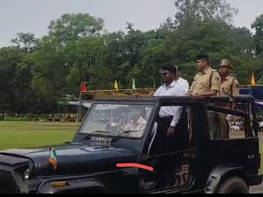 तिरंगे का केसरिया रंग नीचे और हरा रंग ऊपर था।