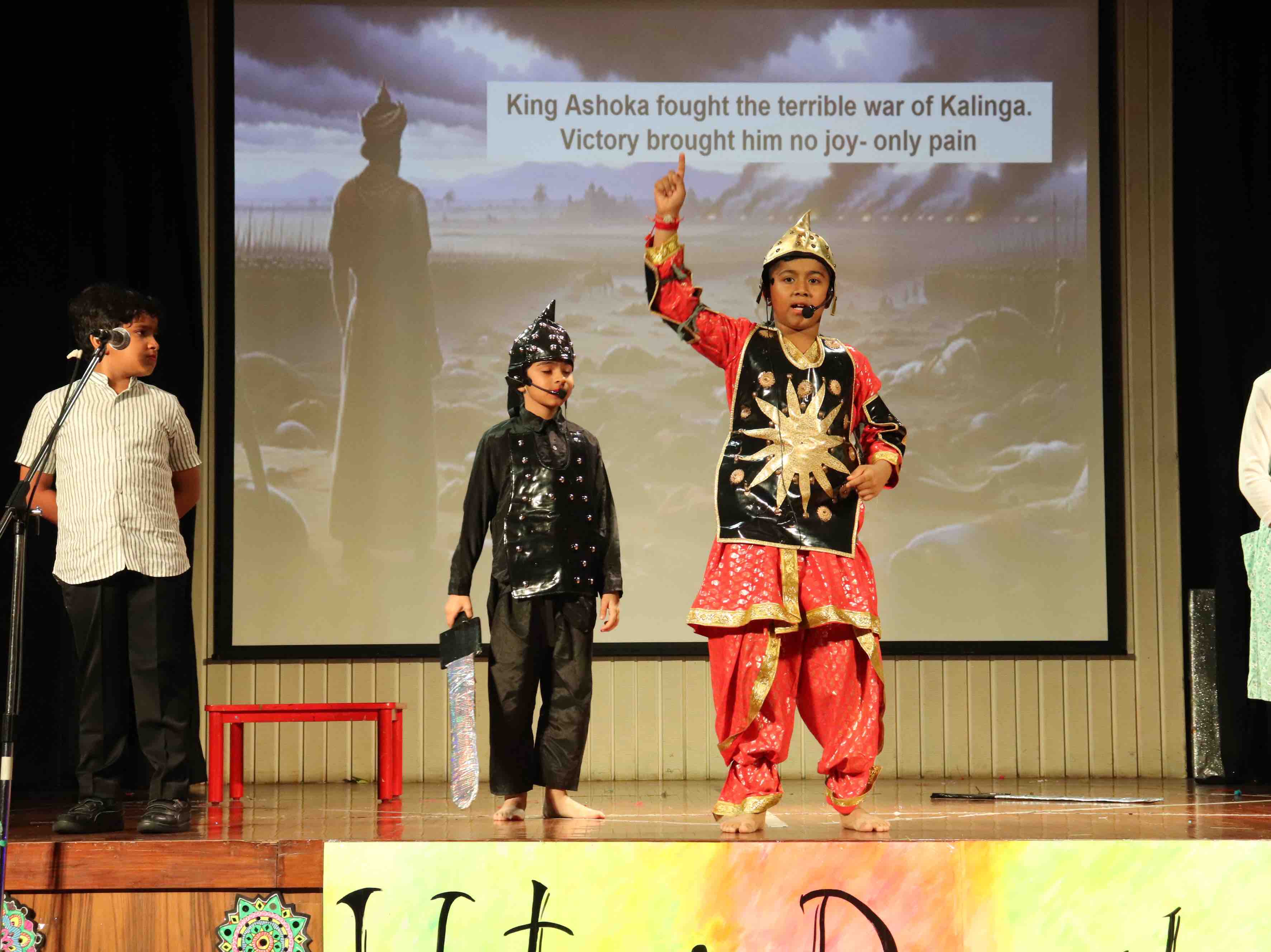 बच्चों ने मंच पर इतिहास को दर्शाया।
